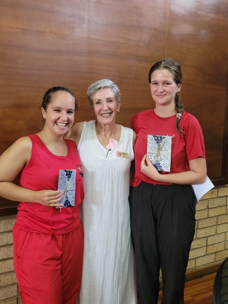 2026 matriculants Mia Schutte and Anke Bosman with their former primary school teacher, Mrs O’Shea.