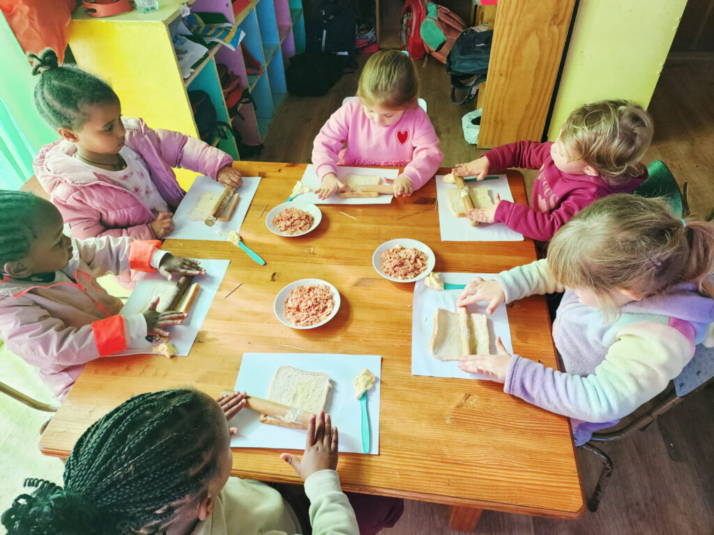 Pre-School learners taking part in the “Bak en Brou” activity.
