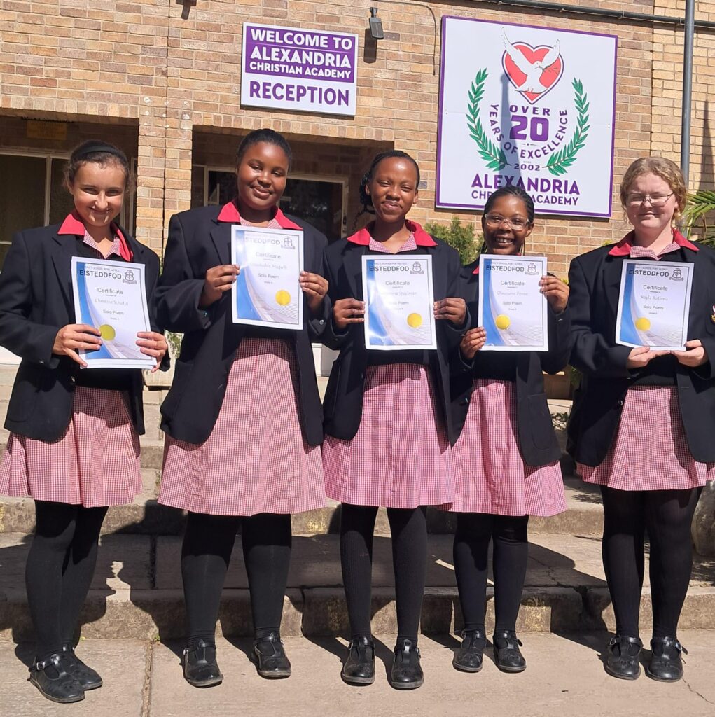 Grade 8 learners Christine Schutte, Enzokuhle Maqwili, Luthimna Speelman, Olwenene Penze and Kayla Bothma proudly display their gold award.